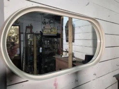 Miroir ovale en laqué blanc des années 70