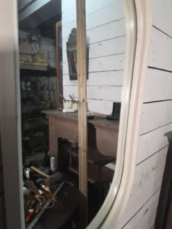 Miroir ovale en laqué blanc des années 70