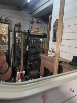 Miroir ovale en laqué blanc des années 70