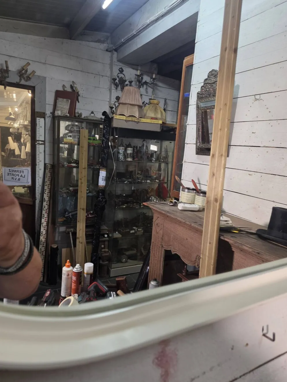 Miroir ovale en laqué blanc des années 70