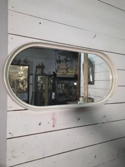 Miroir ovale en laqué blanc des années 70