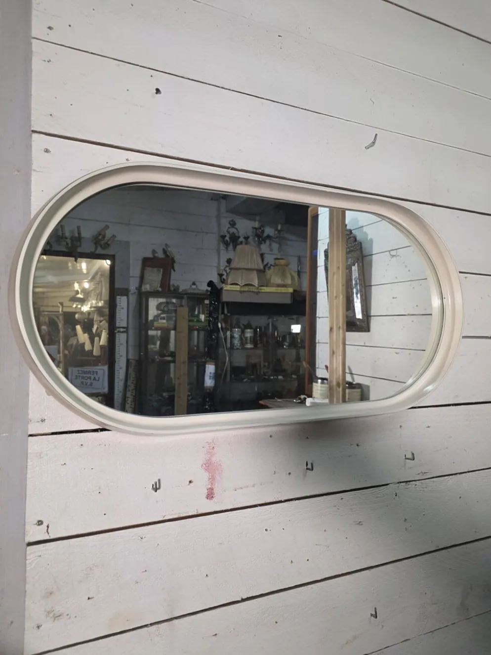 Miroir ovale en laqué blanc des années 70