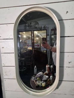 Miroir ovale en laqué blanc des années 70