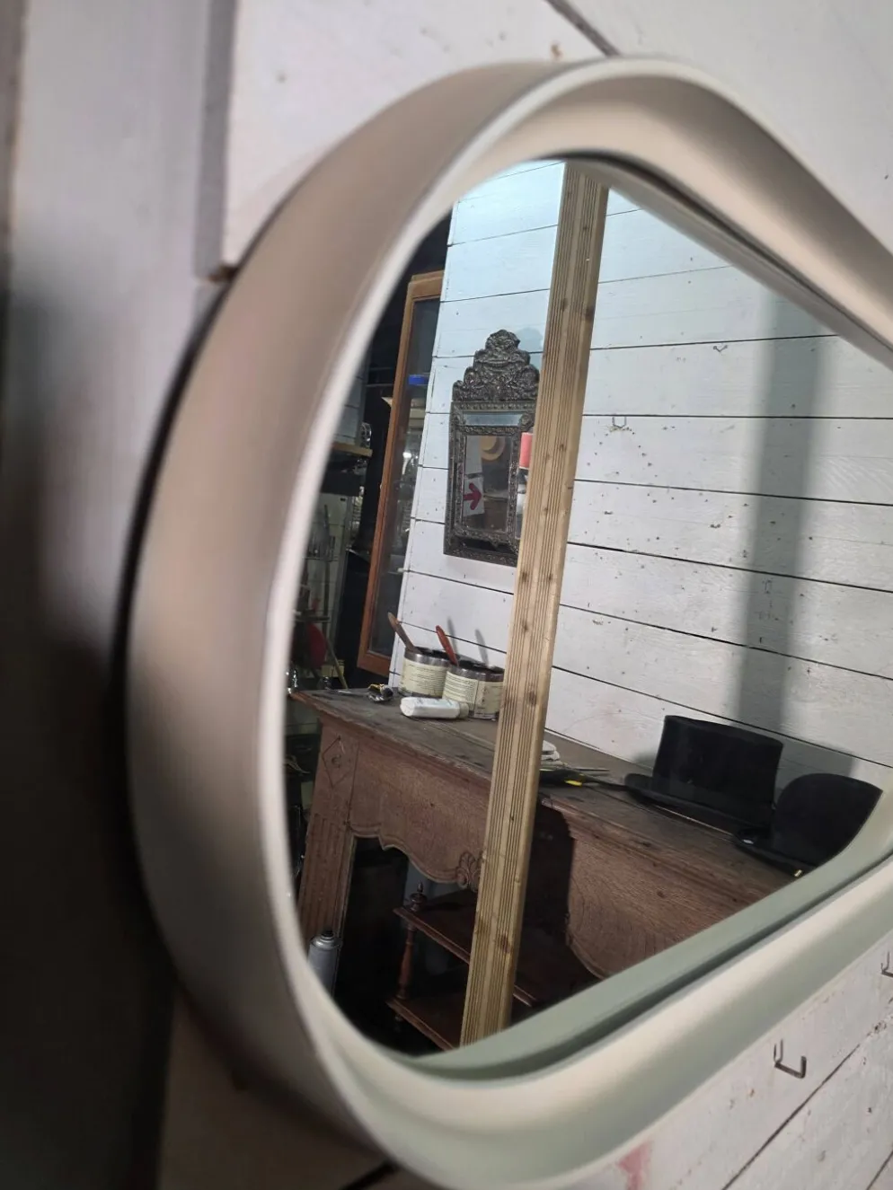 Miroir ovale en laqué blanc des années 70