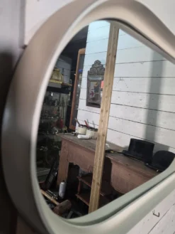 Miroir ovale en laqué blanc des années 70