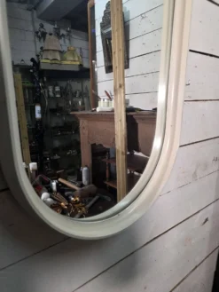 Miroir ovale en laqué blanc des années 70