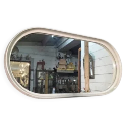Miroir ovale en laqué blanc des années 70