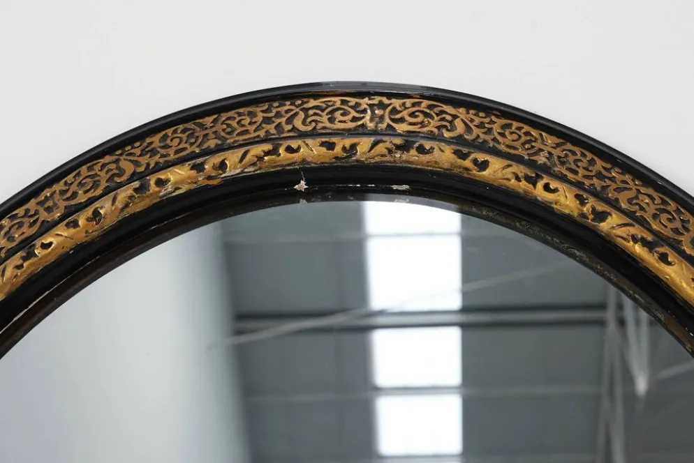 Miroir ovale néoclassique français en noir et or, 20e siècle
