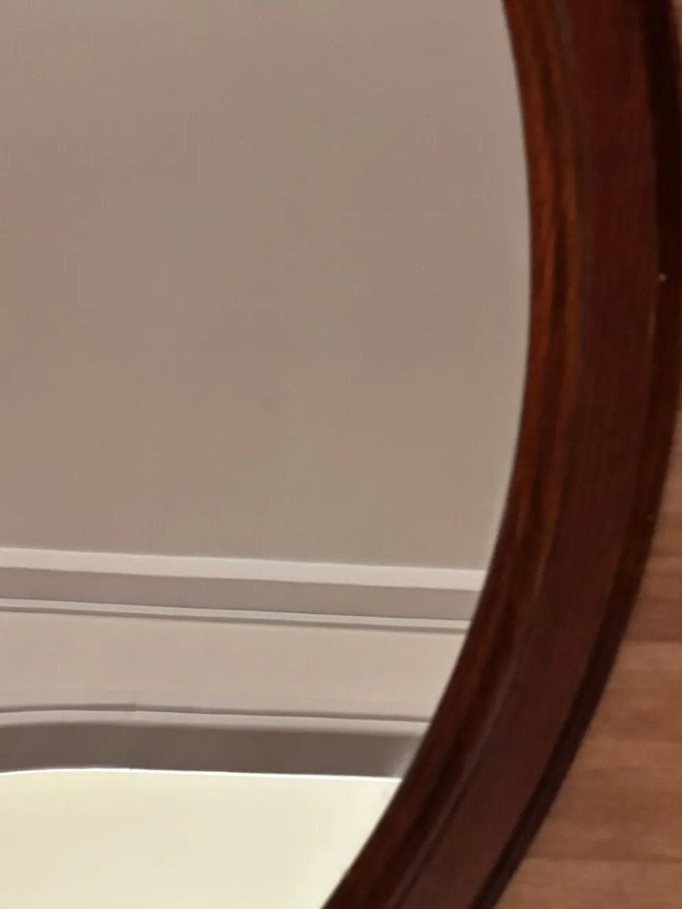 Miroir ovale vintage en bois teinté – 66 × 48,5 cm