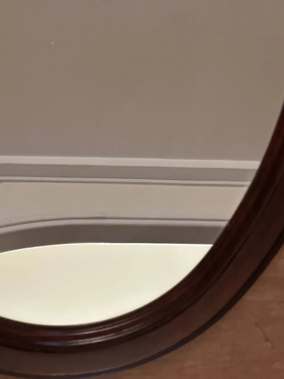 Miroir ovale vintage en bois teinté – 66 × 48,5 cm