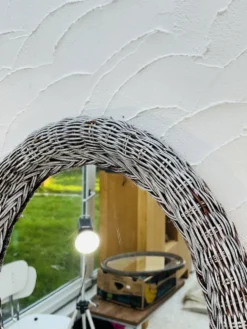 Miroir ovale vintage en osier tressé années 60