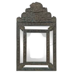 Miroir à parecloses en laiton repoussé de style hollandais