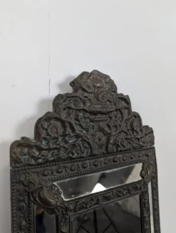 Miroir à parecloses en laiton repoussé de style hollandais