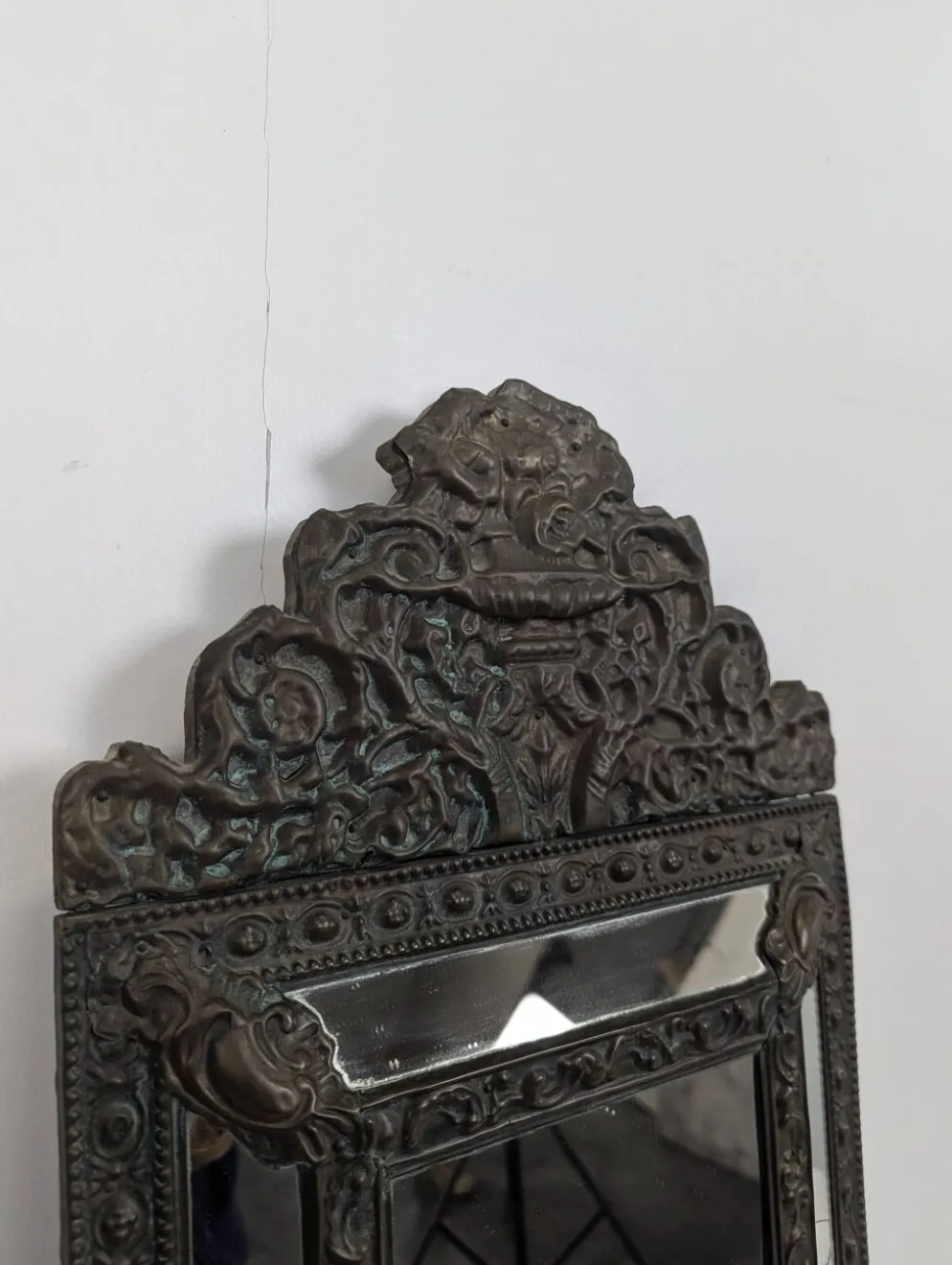 Miroir à parecloses en laiton repoussé de style hollandais