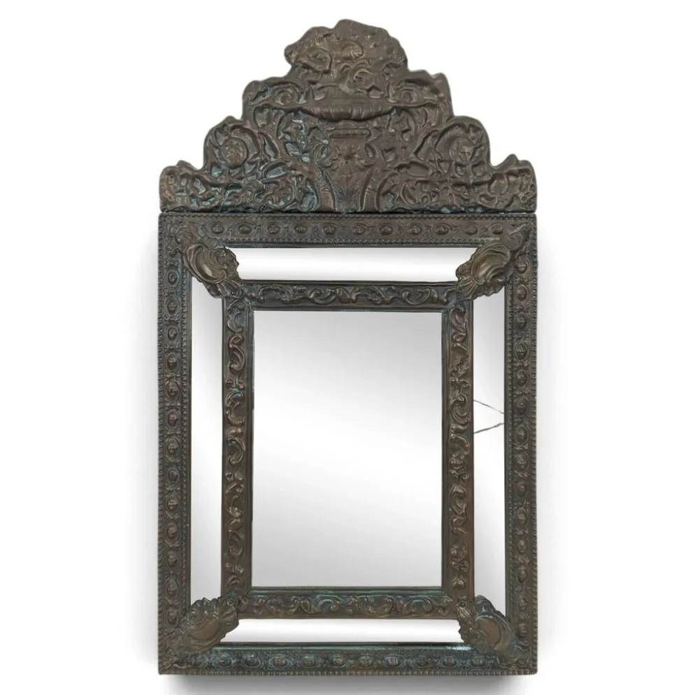 Miroir à parecloses en laiton repoussé de style hollandais