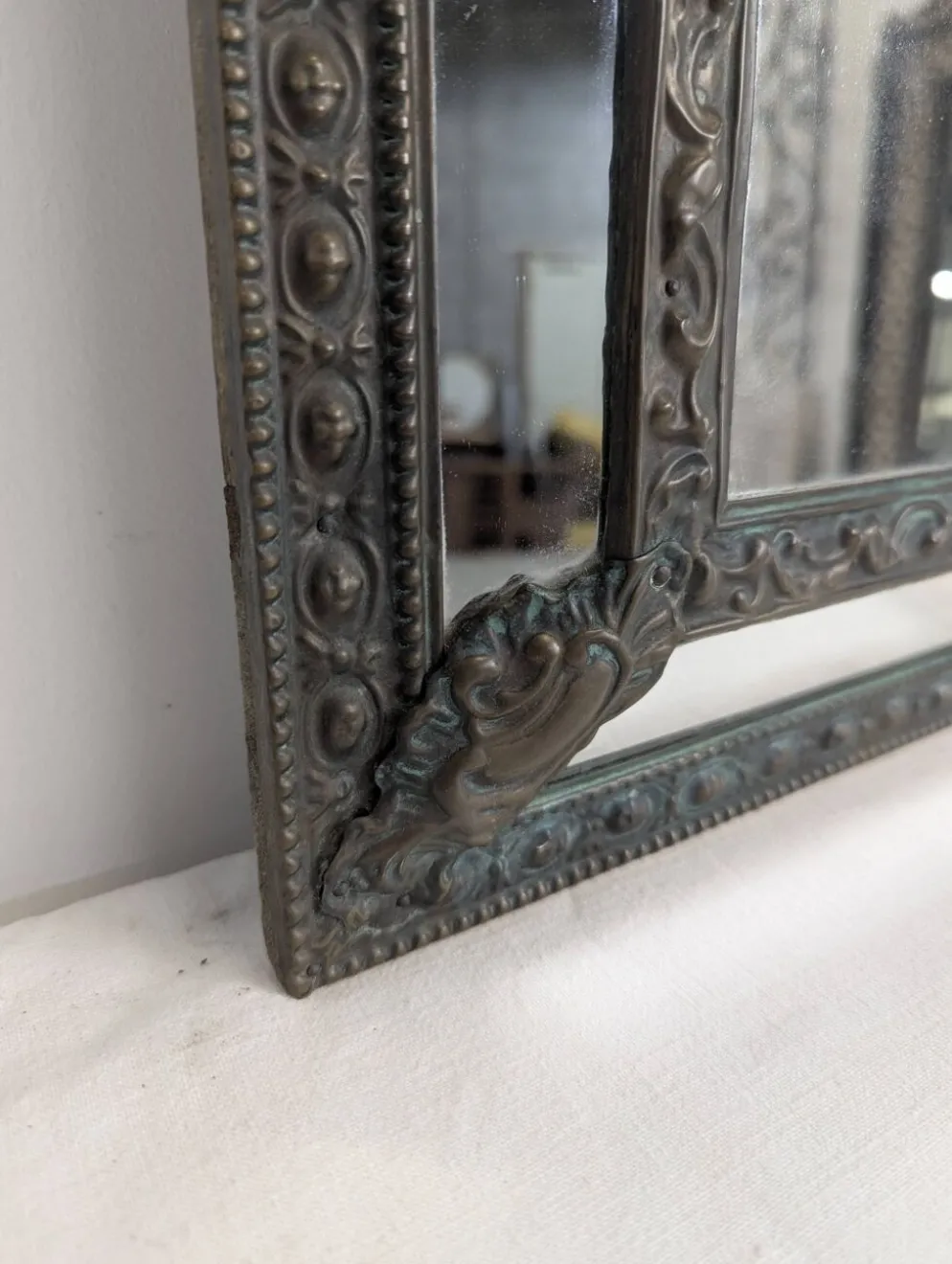 Miroir à parecloses en laiton repoussé de style hollandais