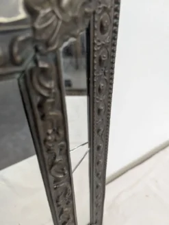 Miroir à parecloses en laiton repoussé de style hollandais