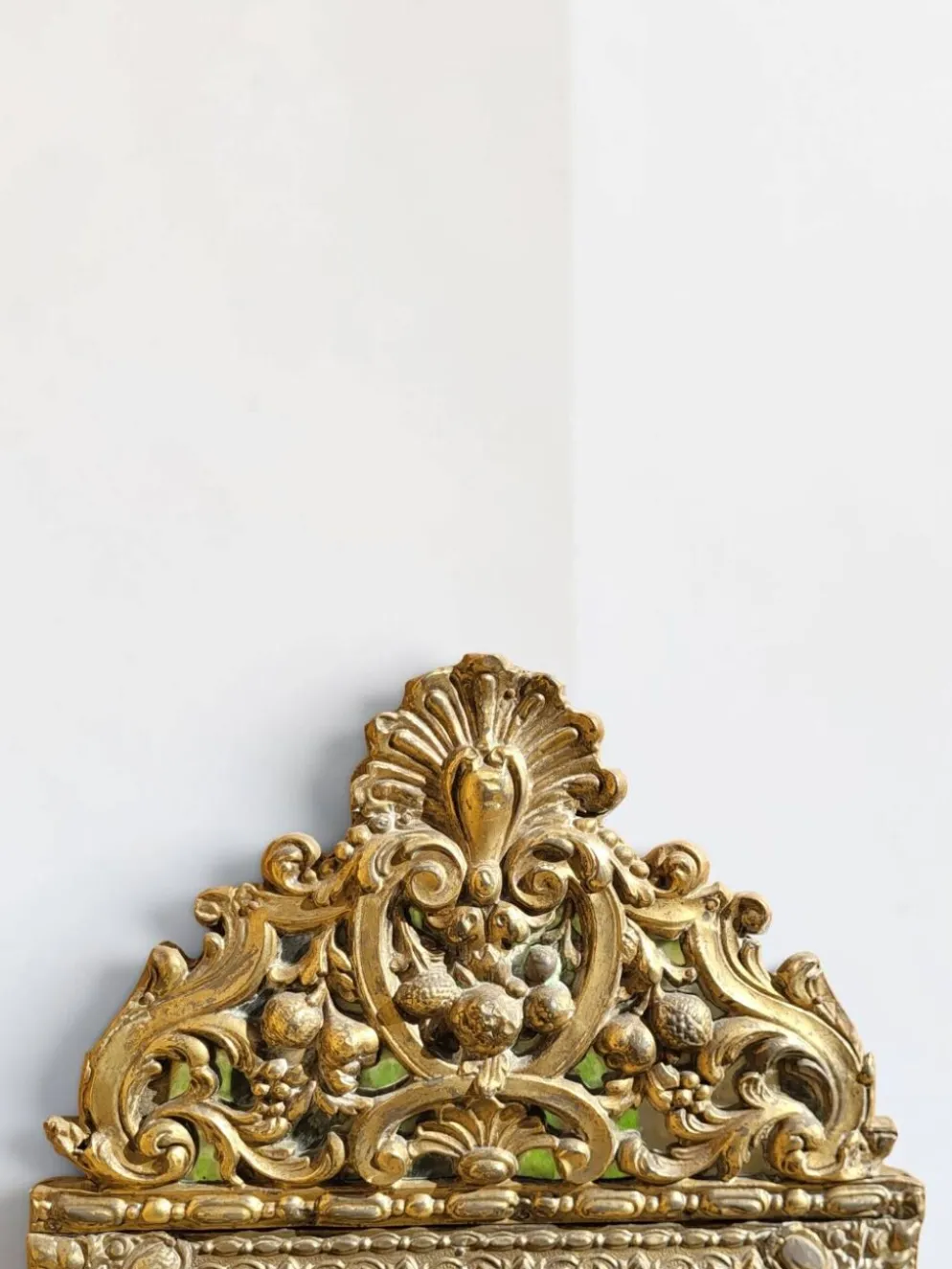 Miroir à parecloses en laiton repoussé, style Louis XIV