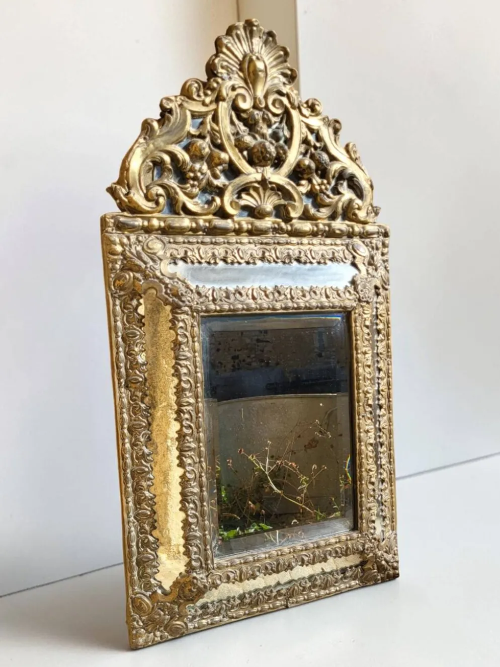 Miroir à parecloses en laiton repoussé, style Louis XIV