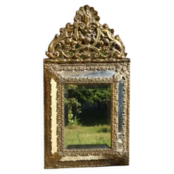 Miroir à parecloses en laiton repoussé, style Louis XIV