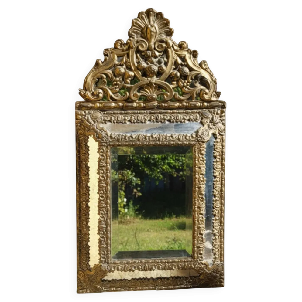 Miroir à parecloses en laiton repoussé, style Louis XIV