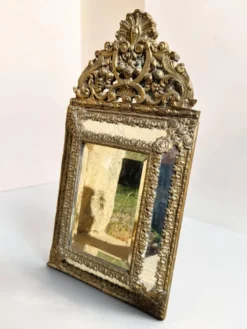Miroir à parecloses en laiton repoussé, style Louis XIV