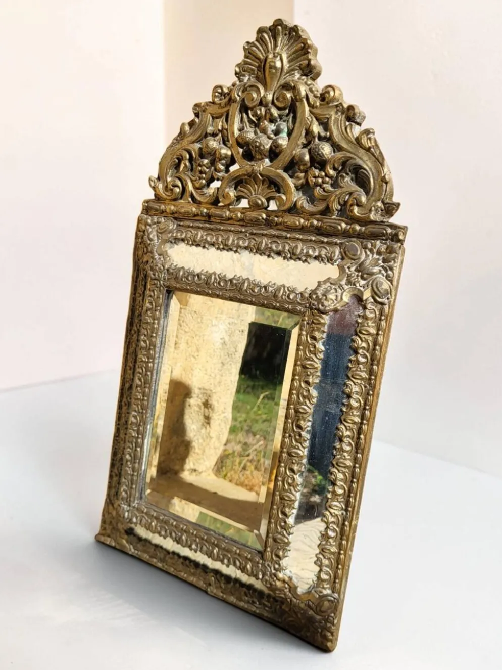 Miroir à parecloses en laiton repoussé, style Louis XIV