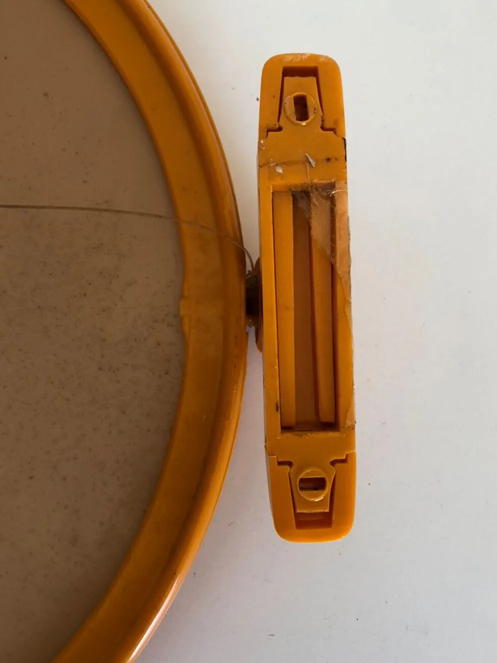 Miroir plastique orange inclinable avec son applique assortie