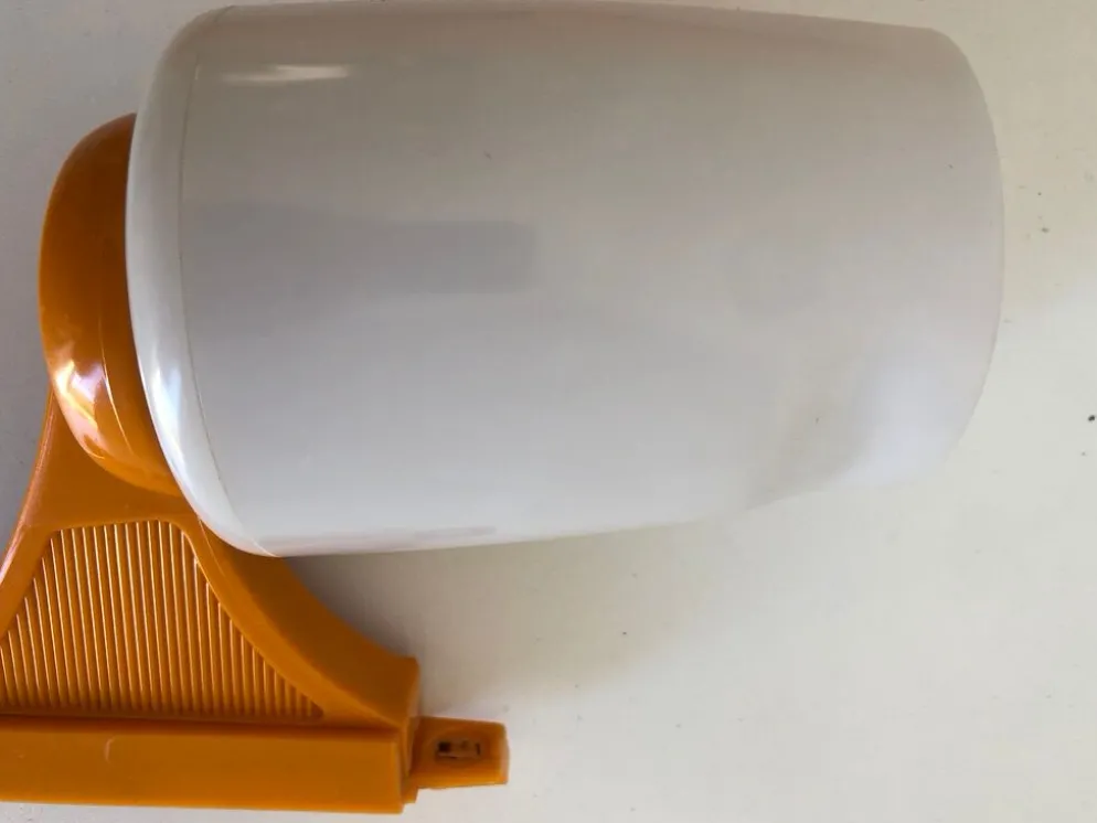 Miroir plastique orange inclinable avec son applique assortie