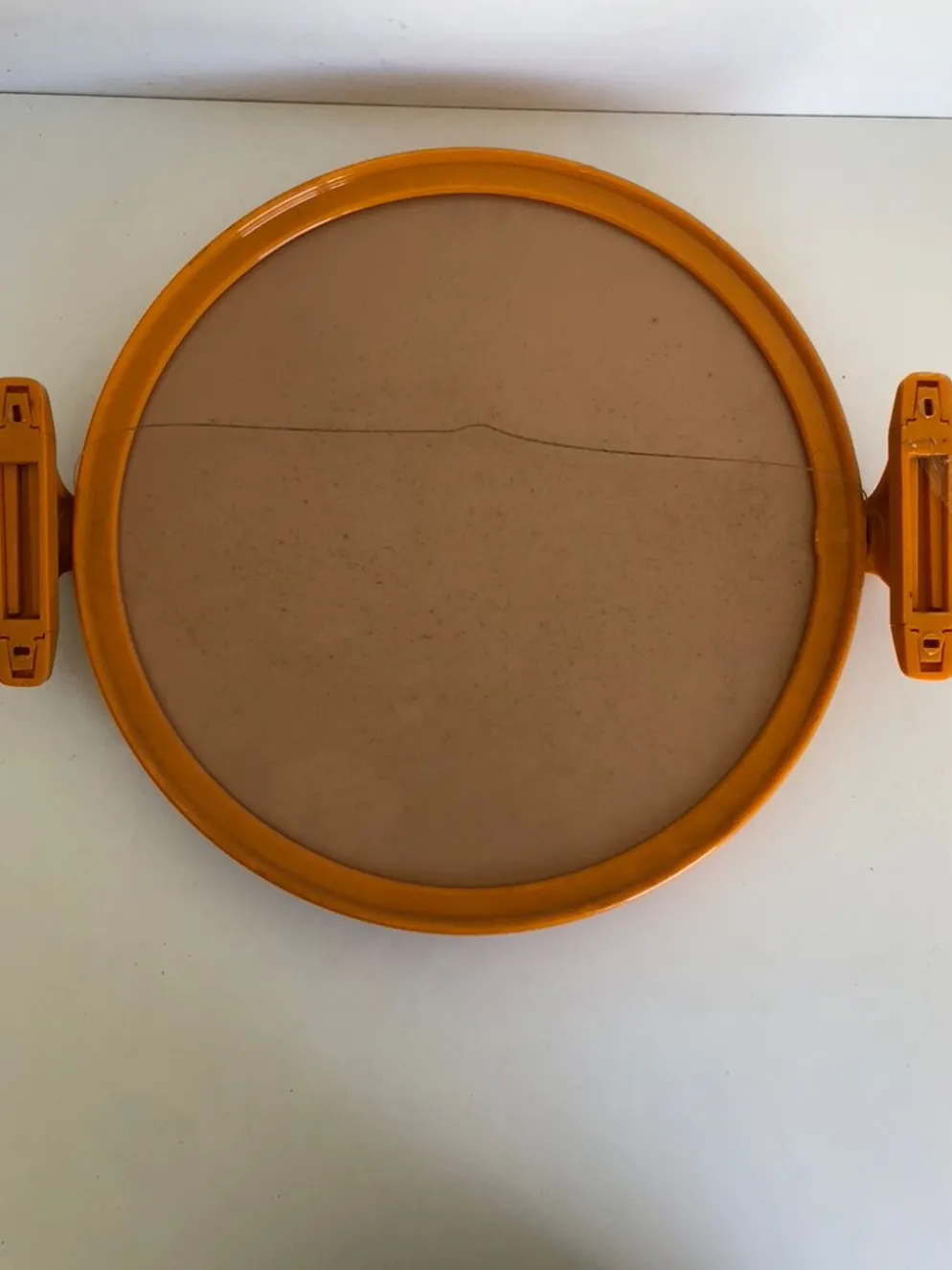 Miroir plastique orange inclinable avec son applique assortie