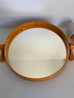 Miroir plastique orange inclinable avec son applique assortie