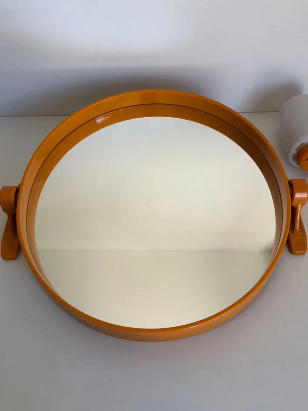 Miroir plastique orange inclinable avec son applique assortie