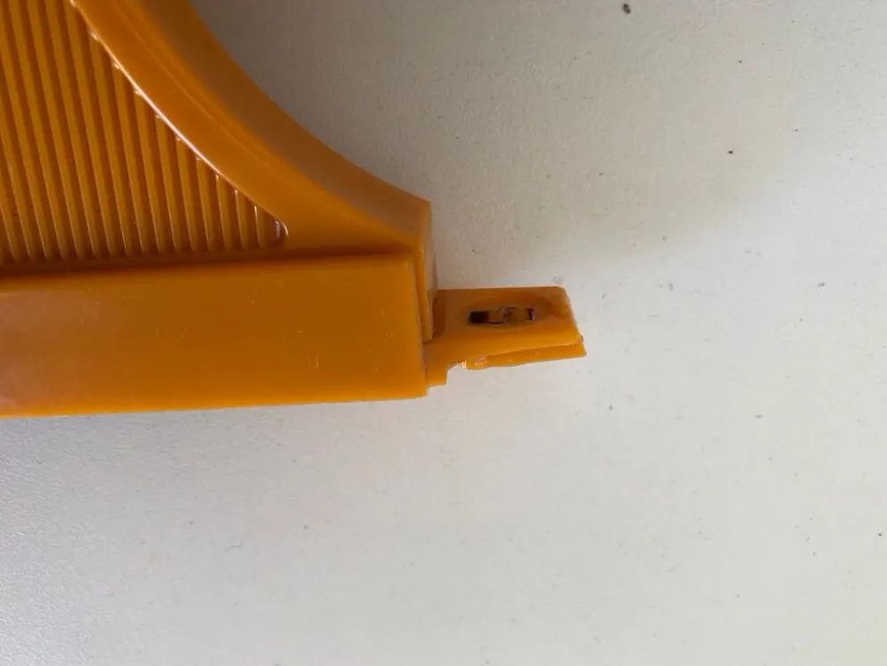Miroir plastique orange inclinable avec son applique assortie
