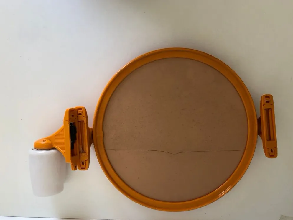 Miroir plastique orange inclinable avec son applique assortie
