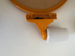 Miroir plastique orange inclinable avec son applique assortie