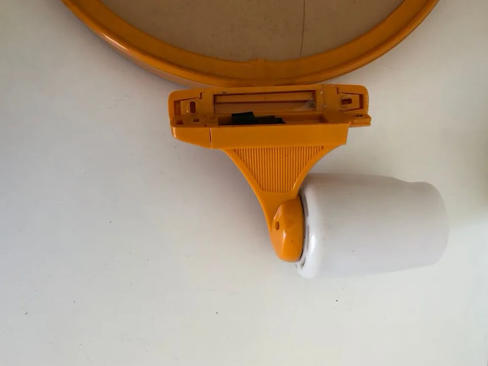 Miroir plastique orange inclinable avec son applique assortie