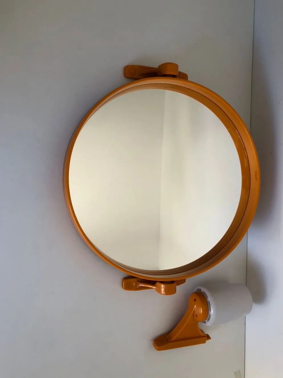 Miroir plastique orange inclinable avec son applique assortie