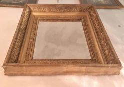 Miroir époque Restauration en bois doré à la feuille