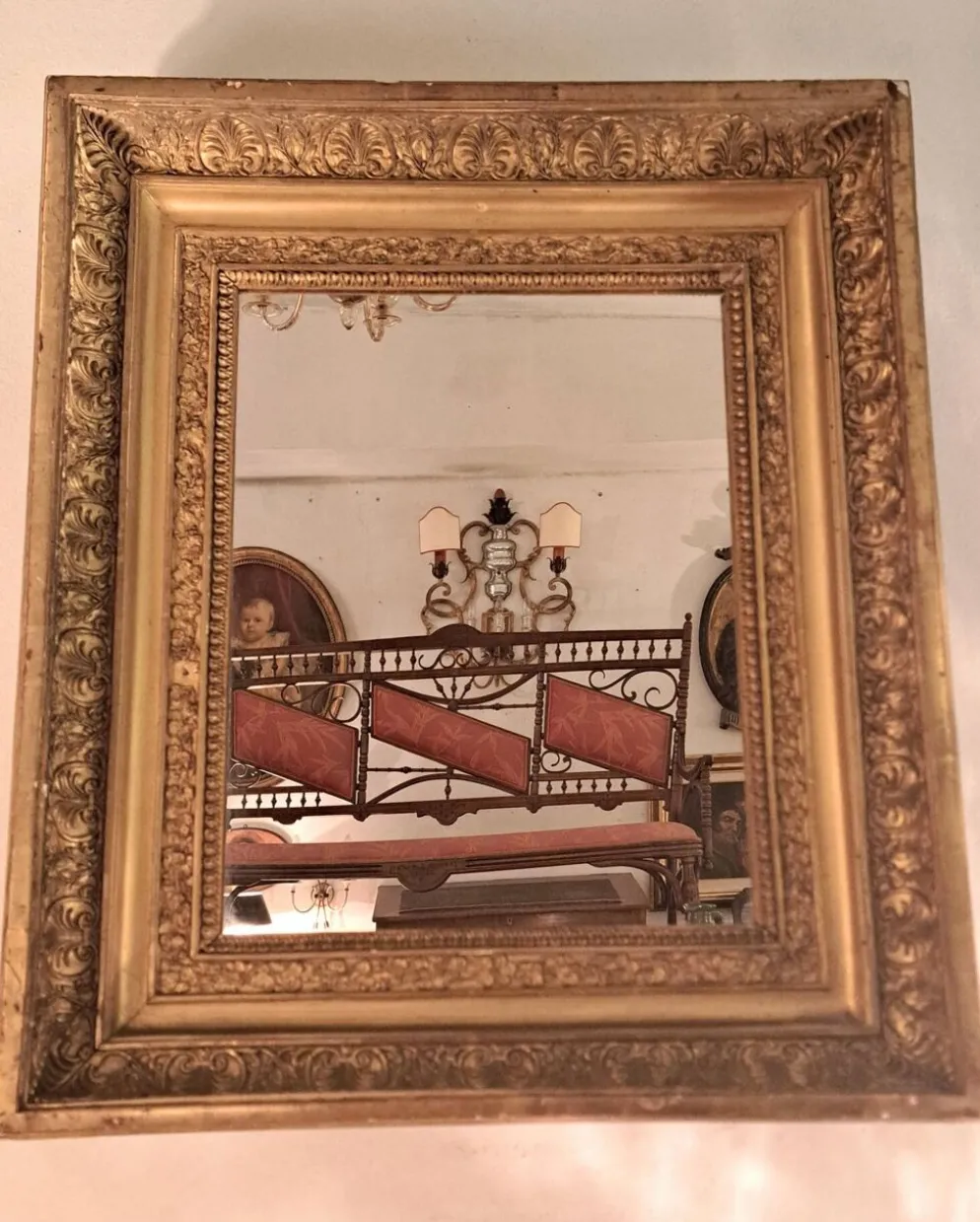 Miroir époque Restauration en bois doré à la feuille