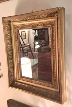 Miroir époque Restauration en bois doré à la feuille