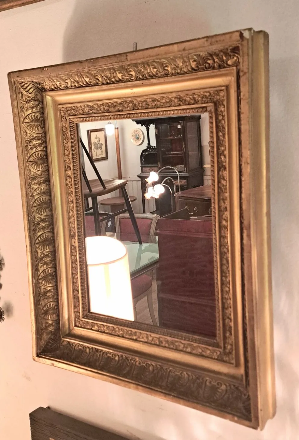 Miroir époque Restauration en bois doré à la feuille