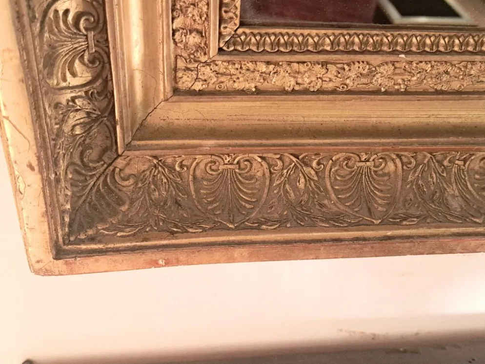 Miroir époque Restauration en bois doré à la feuille