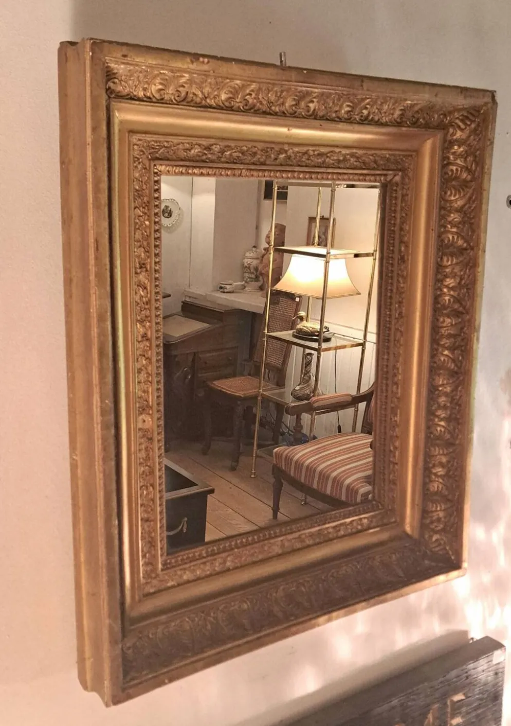 Miroir époque Restauration en bois doré à la feuille