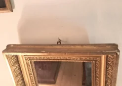 Miroir époque Restauration en bois doré à la feuille