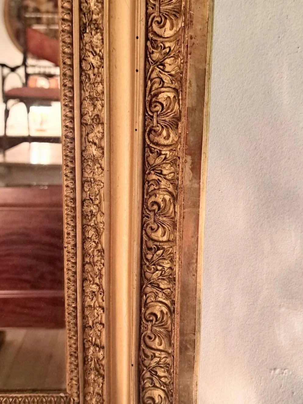 Miroir époque Restauration en bois doré à la feuille