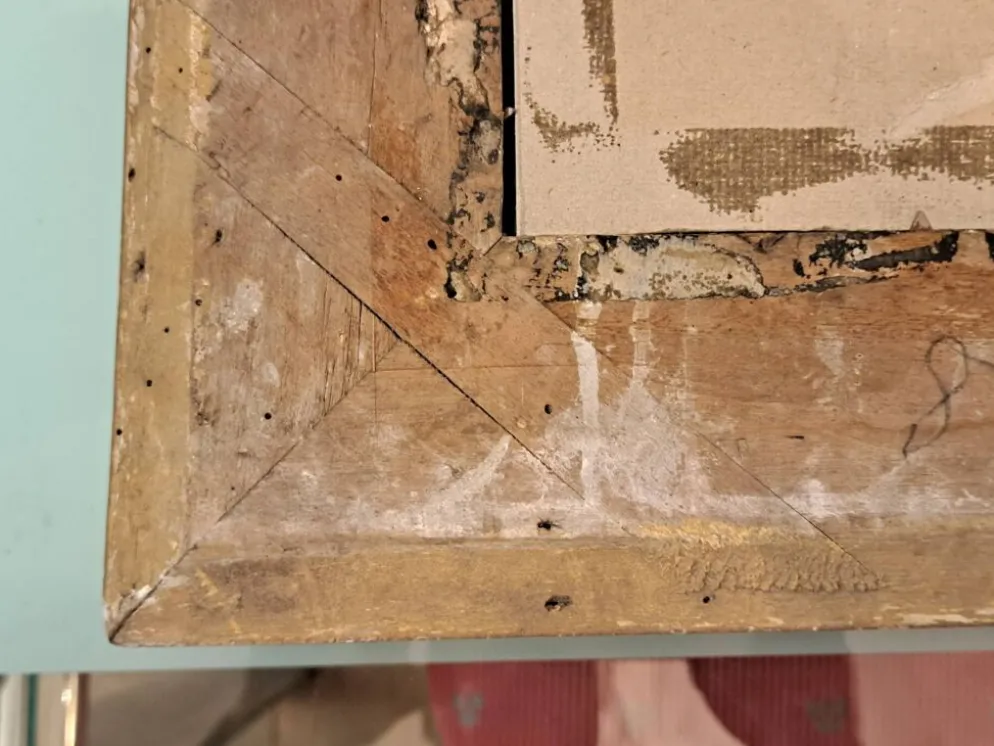 Miroir époque Restauration en bois doré à la feuille