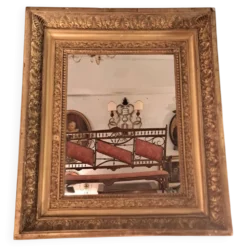 Miroir époque Restauration en bois doré à la feuille