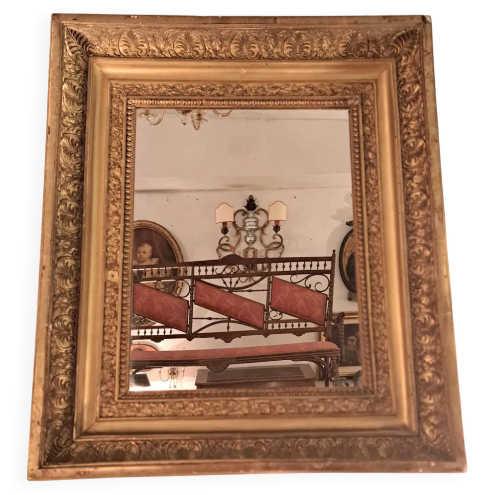 Miroir époque Restauration en bois doré à la feuille