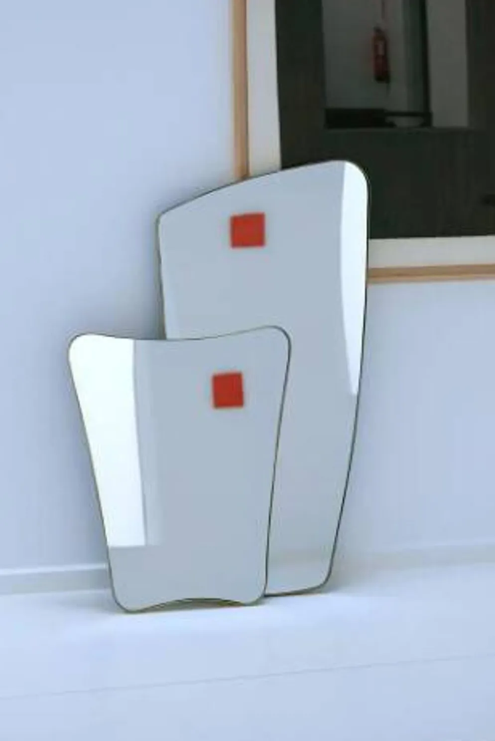 Miroir rectangulaire au bords arrondis et cadre en laiton repoussé