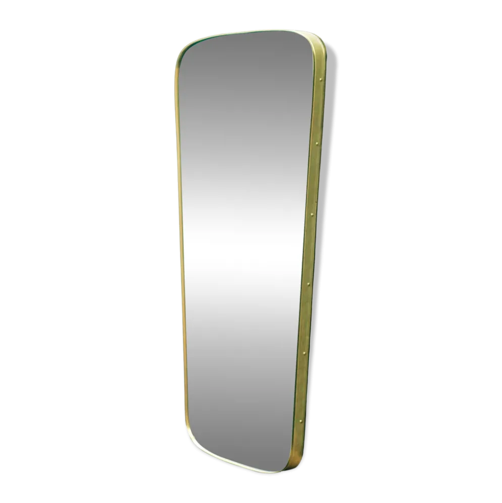 Miroir rectangulaire au bords arrondis et cadre en laiton repoussé